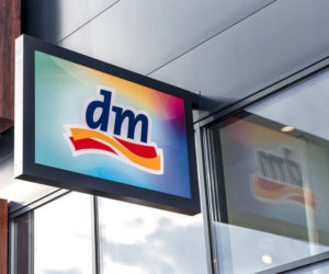 Znicze w drogerii? Polacy kupują je coraz chętniej. dm notuje ponad 70% wzrost sprzedaży