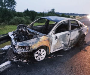 Pijany 21-latek na A4. Płonące auto na autostradzie [ZDJĘCIA]
