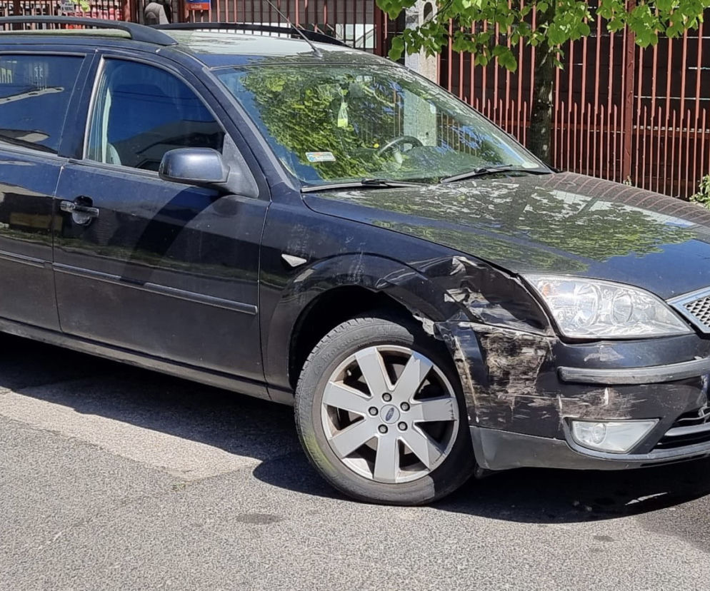 Kompletnie pijany wjechał w zaparkowane auta i ogrodzenie. Kierowca miał 3 promile