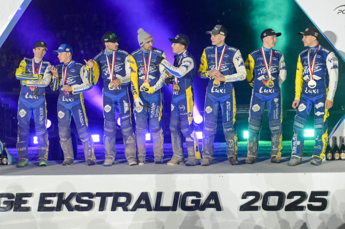 Ceremonia wręczenia trofeum po finale PGE Ekstraligi. Tak cieszył się PRES Toruń!