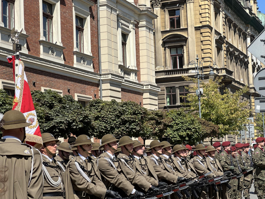 Święto Wojska Polskiego 2023 w Krakowie. Uroczystości na placu Jana Matejki
