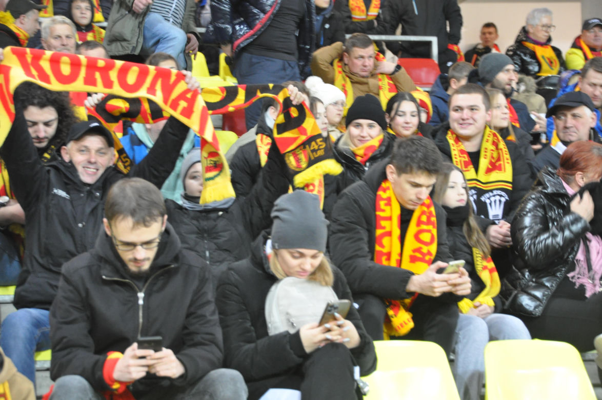 Żółto-czerwono na Suzuki Arenie! Zdjęcia kibiców na meczu Korona Kielce - Jagiellonia Białystok