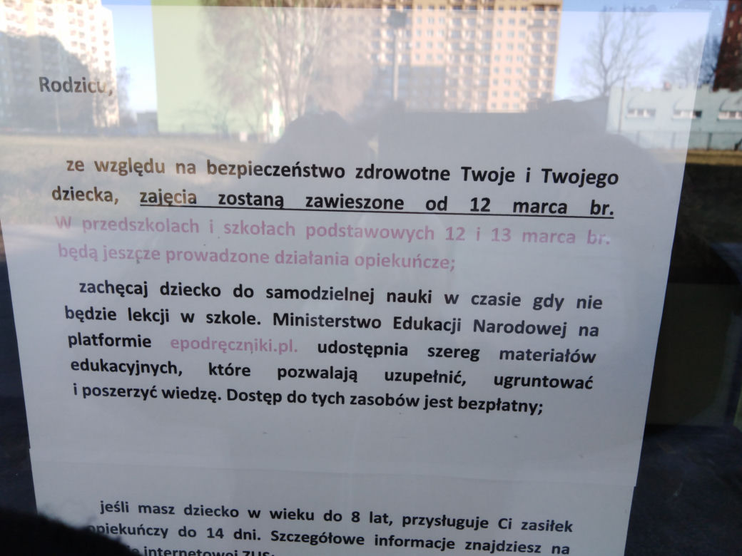 Dzieci do szkół nie chodzą. Też siedzą w domach