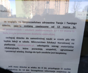Dzieci do szkół nie chodzą. Też siedzą w domach