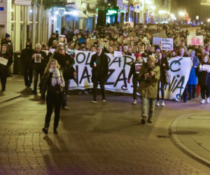 Tłumy mieszkańców Torunia na pikiecie upamiętniającej śmierć Izy z Pszczyny. Na proteście pojawił się Leszek Balcerowicz