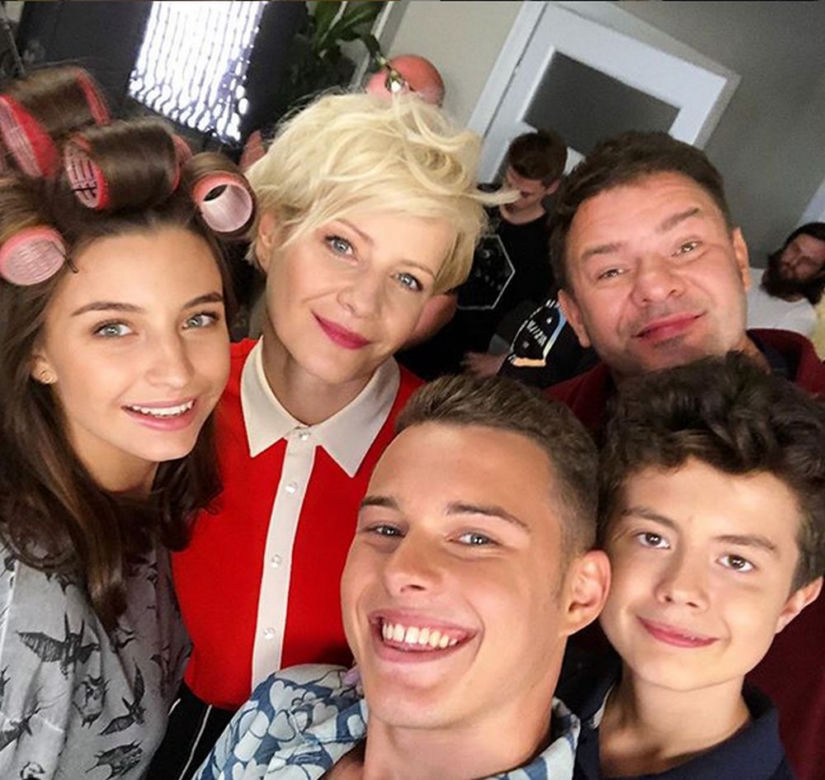 Rodzinka.pl 15 sezon. Paula (Julia Wieniawa), Natalia (Małgorzata Kożuchowska), Ludwik (Tomasz Karolak), Kacper (Mateusz Pawłowski), Kuba (Adam Zdrójkowski)