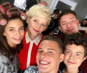 Rodzinka.pl 15 sezon. Paula (Julia Wieniawa), Natalia (Małgorzata Kożuchowska), Ludwik (Tomasz Karolak), Kacper (Mateusz Pawłowski), Kuba (Adam Zdrójkowski)