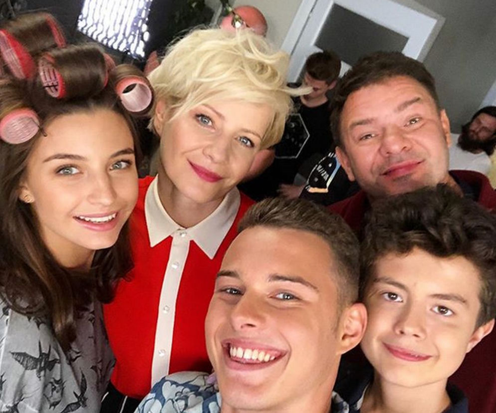 Rodzinka.pl 15 sezon. Paula (Julia Wieniawa), Natalia (Małgorzata Kożuchowska), Ludwik (Tomasz Karolak), Kacper (Mateusz Pawłowski), Kuba (Adam Zdrójkowski)