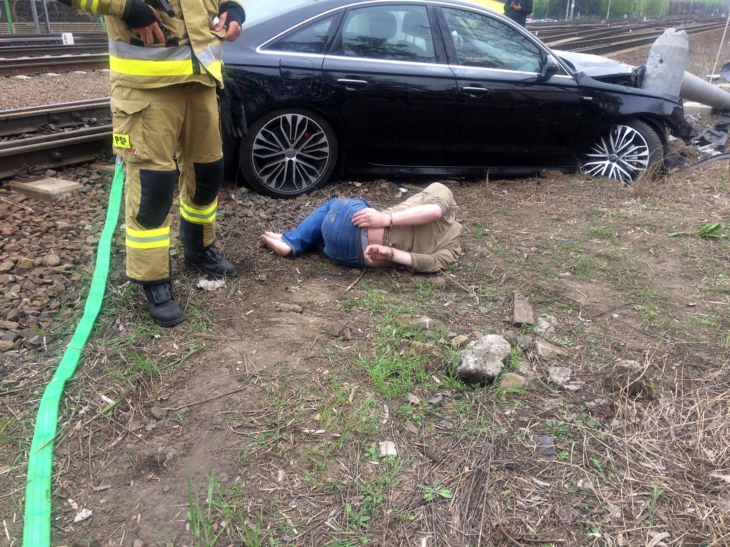 Czarna limuzyna rozbita na torach. Z tyłu kompletnie pijany mężczyzna