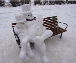Śnieżna rodzina bałwanów pojawiła się na ul. Puławskiej 238 w Warszawie