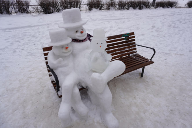 Śnieżna rodzina bałwanów pojawiła się na ul. Puławskiej 238 w Warszawie
