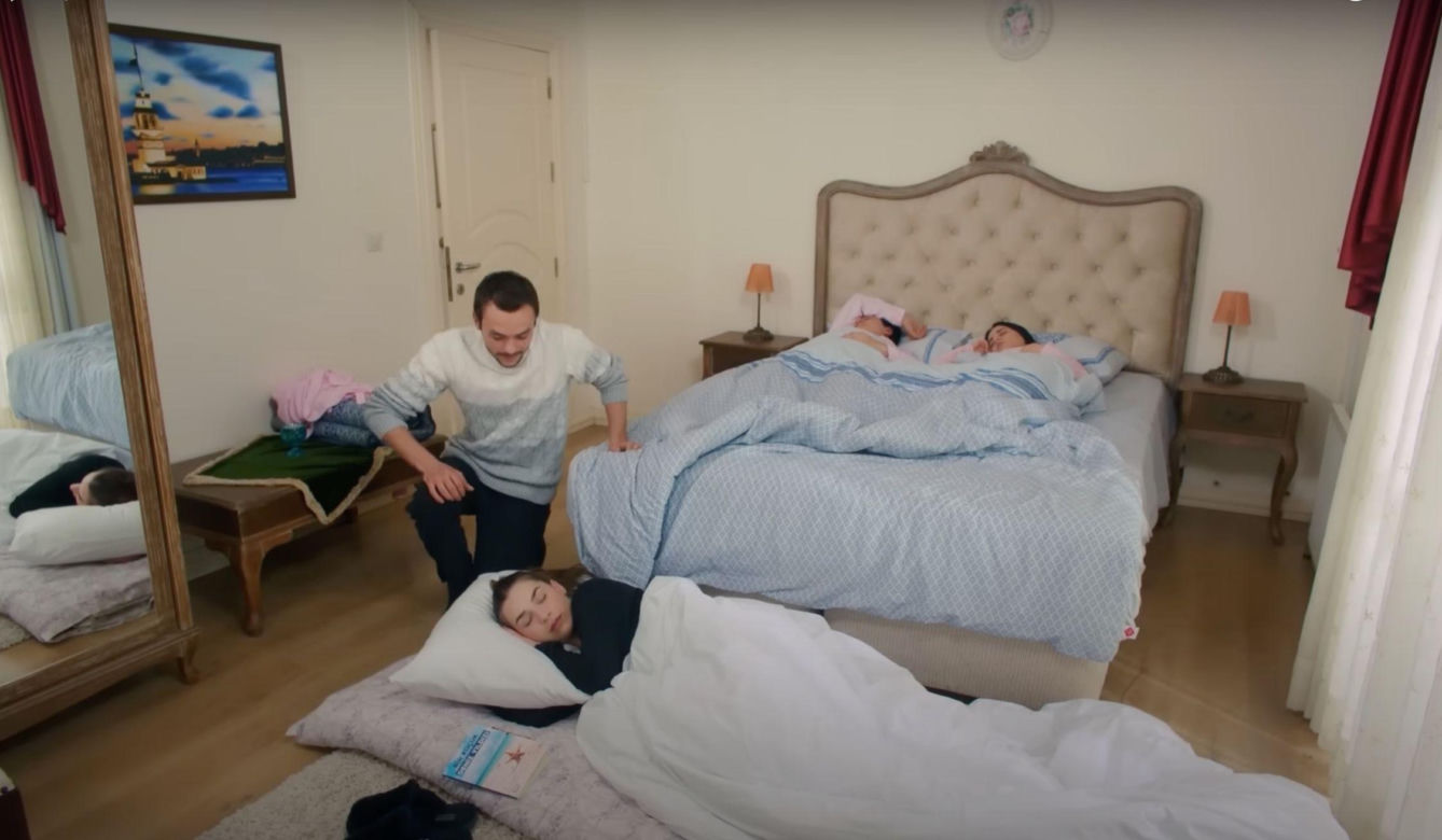 Policja znajduje ciało porywacza Ragipa i przychodzi po Melis. Ta chwyta za broń! Szybko okazuje się jednak, że to tylko zły sen Feraye.
