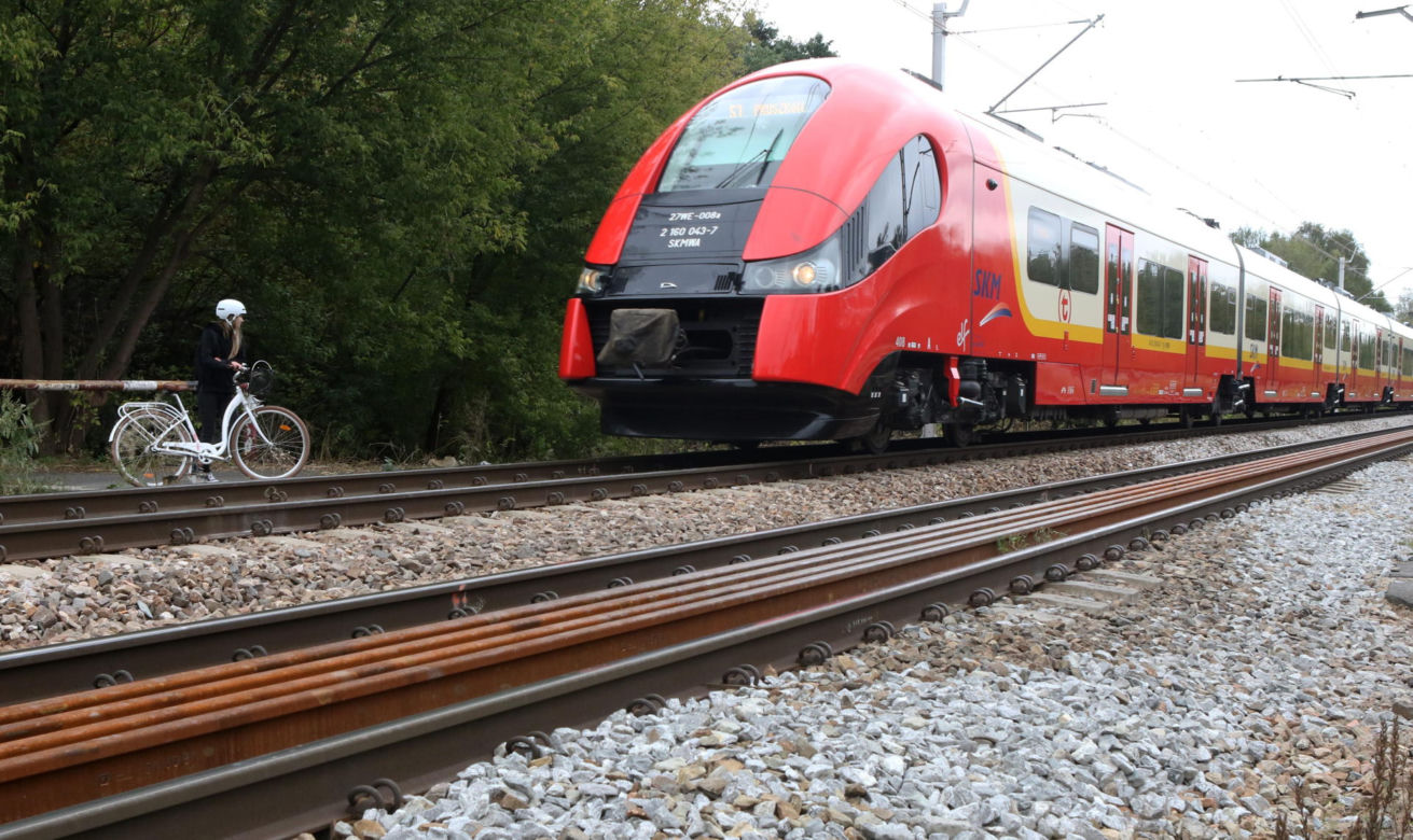 PKP chce odgrodzić rezerwat od osiedla. Mieszkańcy Olszynki Grochowskiej nie odpuszczają. Trwa wojna o przejście!
