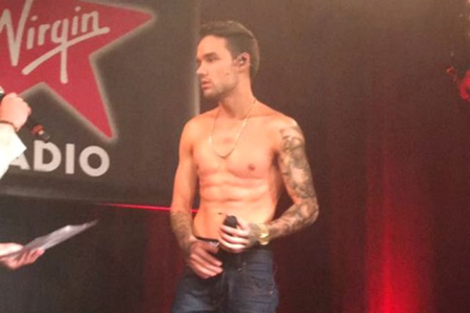 Liam Payne bez koszulki śpiewa Strip That Down [VIDEO]