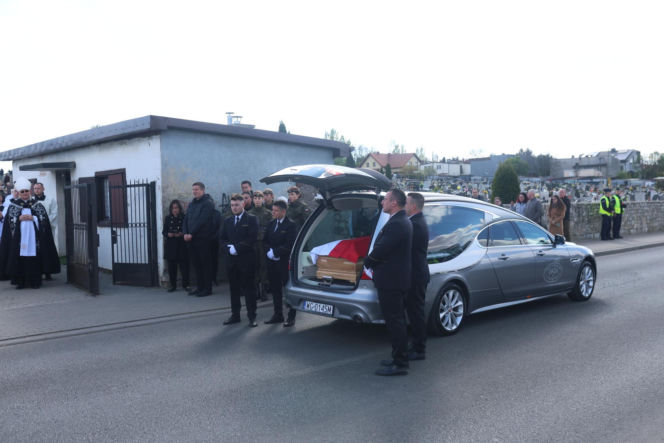 Polacy żegnają Łukasza Litewkę. Kondukt żałobny