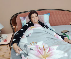 Dramat pod Krakowem. Seniorka czołgała się po jezdni, minęło ją kilkanaście samochodów