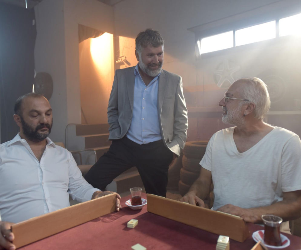 Halil przy stole z mężczyznami. O wątku szantażu w serialu Splątane losy przeczytasz na SE Superseriale.