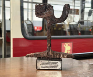 Zwiedzanie pierwszego podziemnego przystanku, historyczna szyna, pamiątkowe tablice. Licytacje WOŚP wystartowały!