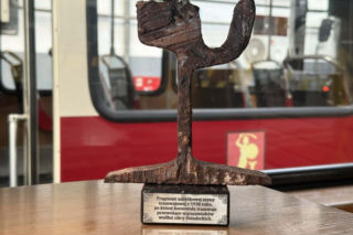 Zwiedzanie pierwszego podziemnego przystanku, historyczna szyna, pamiątkowe tablice. Licytacje WOŚP wystartowały!