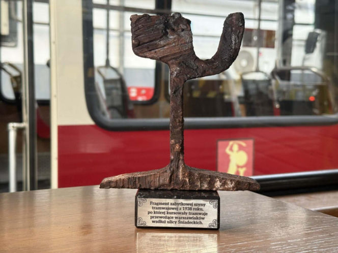 Zwiedzanie pierwszego podziemnego przystanku, historyczna szyna, pamiątkowe tablice. Licytacje WOŚP wystartowały!