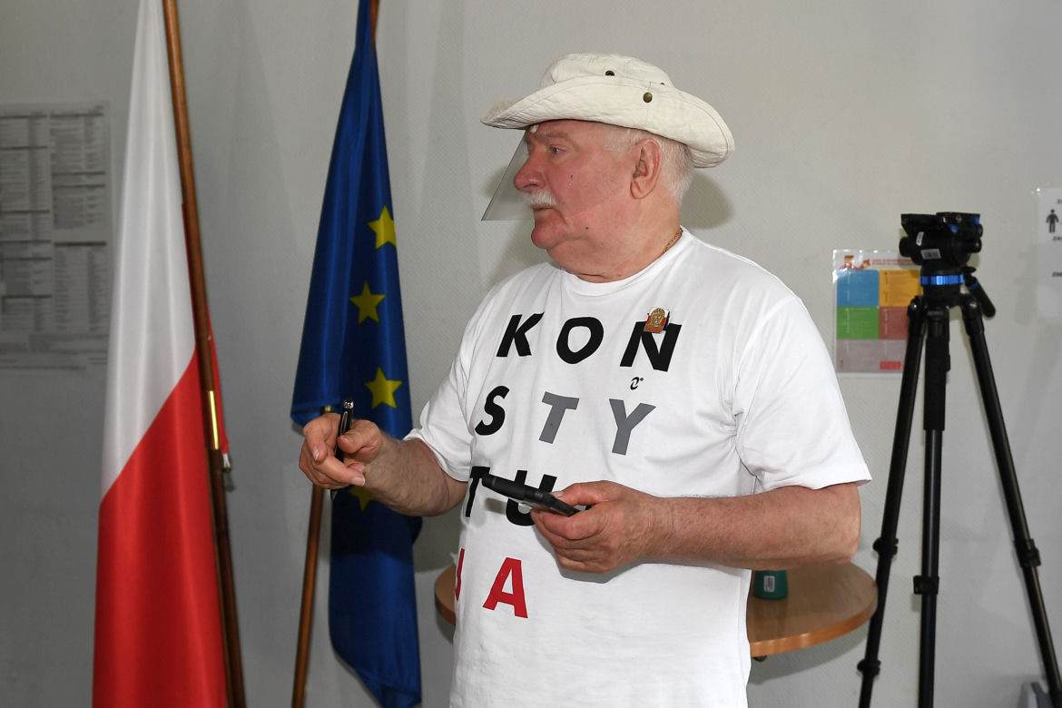 Wybory 2020 Lech Wałęsa zagłosował w koszulce Konstytucja 