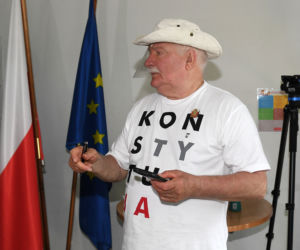 Wybory 2020 Lech Wałęsa zagłosował w koszulce Konstytucja 