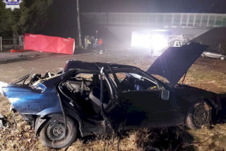 Wypadli z BMW po uderzeniu w słup. Jeden z nich zginął na miejscu