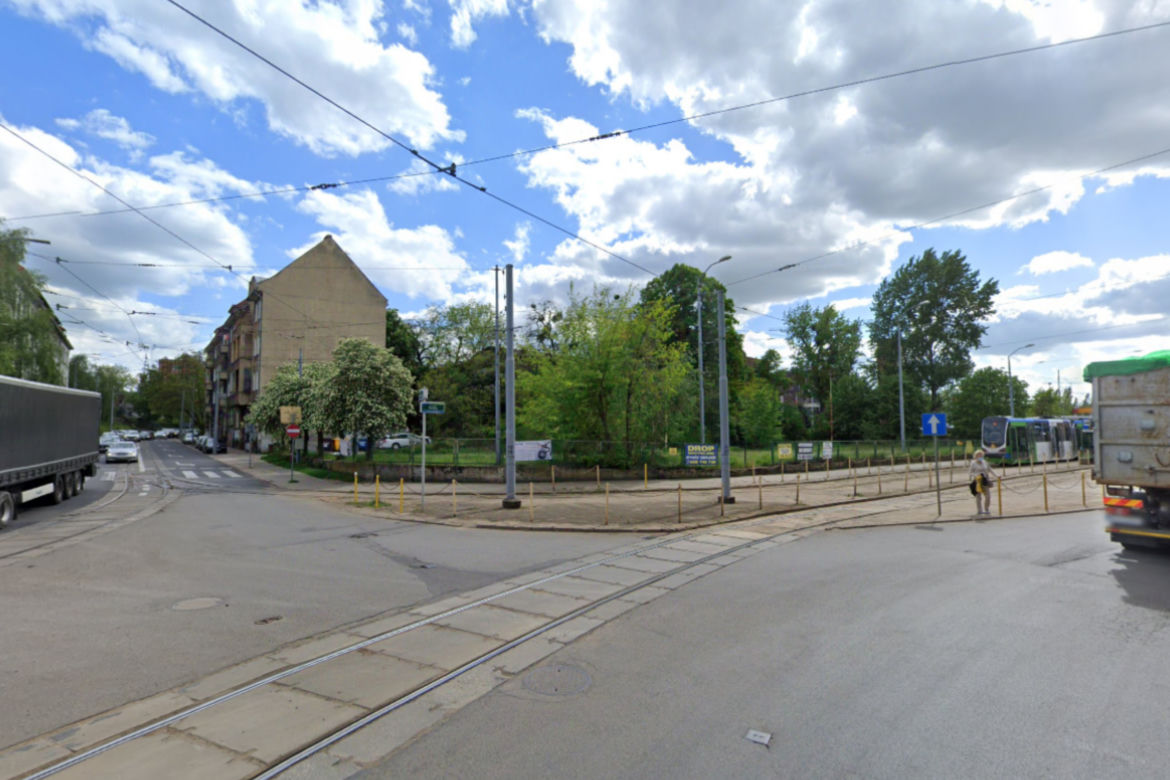 Słup wrósł w nowy budynek. Niecodzienna sytuacja w Szczecinie