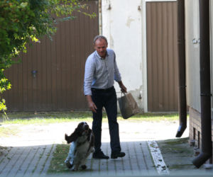Tusk sprząta po psie