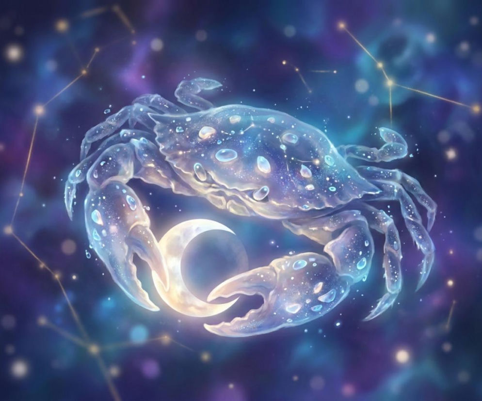 Transparentny krab, symbol znaku zodiaku Rak, z księżycem i konstelacjami na tle rozgwieżdżonego kosmosu w odcieniach fioletu i błękitu. Ilustracja odzwierciedla kosmiczną energię horoskopu dziennego dla Raka, o którym przeczytasz na naszym portalu.