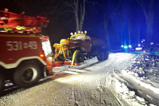 Kolejny atak zimy w Polsce! Nawet pług nie dał rady. Służby przygotowują się na trudną noc [ZDJĘCIA]