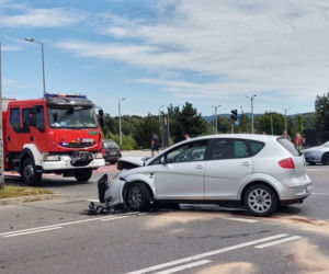 Wypadek w Nowy Sączu. Matka z dzieckiem jechała karetką do szpitala. Ambulans zderzył się z osobówką
