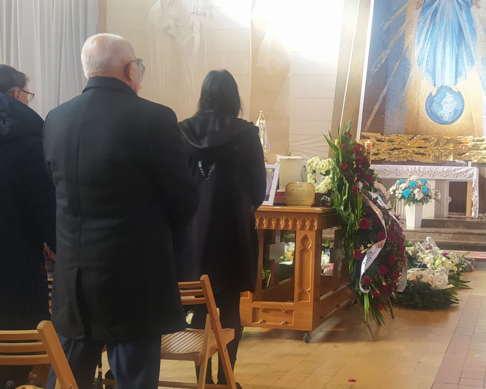 Białe róże okryły grób pięknej Wiktorii. Morze łez po śmierci 25-latki z Łochowa