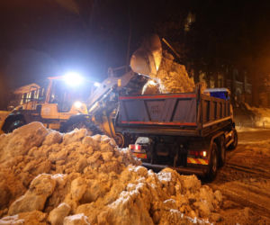 Akcja wywożenia śniegu z Krupówek