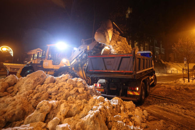 Akcja wywożenia śniegu z Krupówek