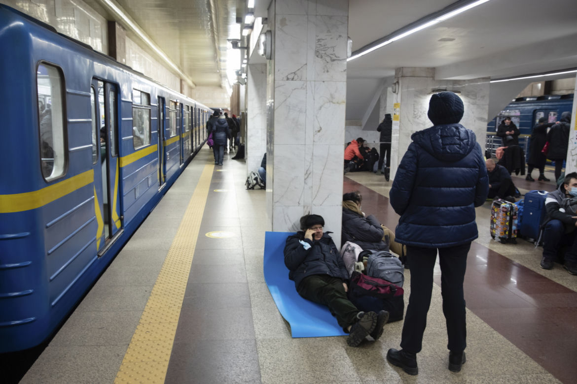 Wojna Rosja-Ukraina: ludzie chowają się na stacjach metra. Poruszajace zdjęcia