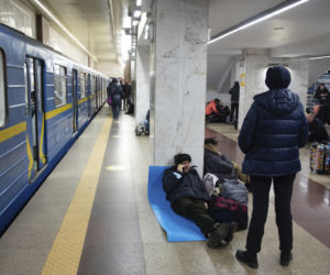 Wojna Rosja-Ukraina: ludzie chowają się na stacjach metra. Poruszajace zdjęcia