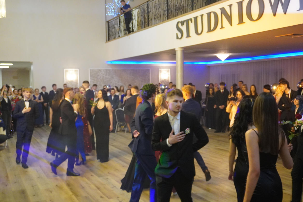 Dwa polonezy na studniówce bydgoskiej Handlówki. W jednym pomogli nauczyciele