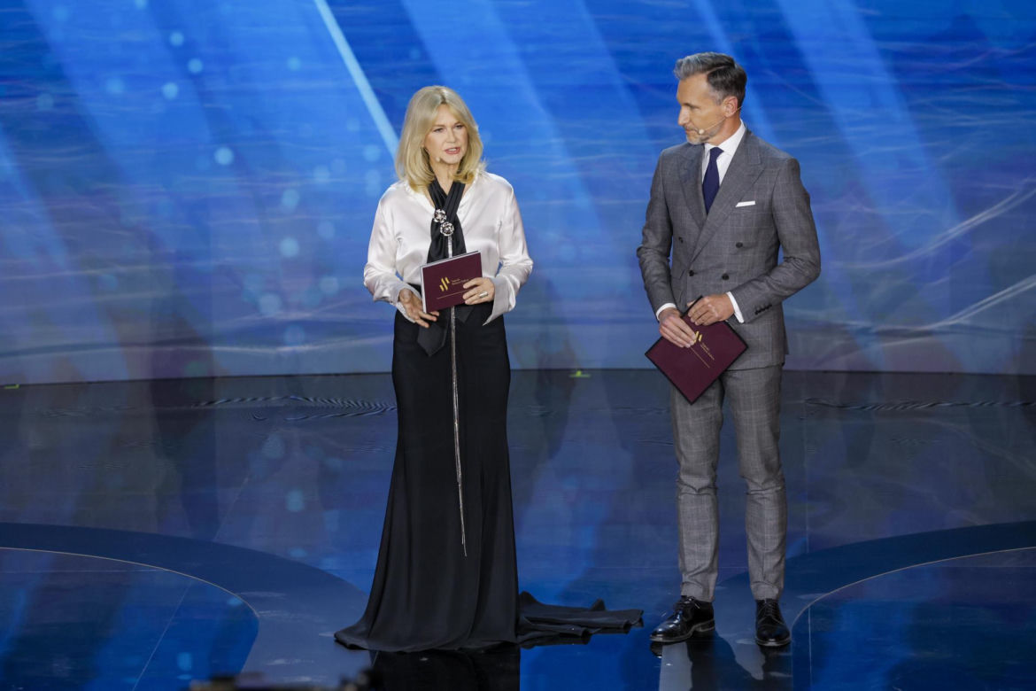 Od 40 lat w telewizji. Dziś Grażyna Torbicka ma 66 lat i wciąż wygląda olśniewająco!