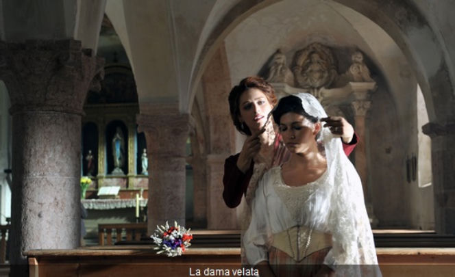 Dama w czarnym welonie. Anita (Ursula Corber), Clara (Miriam Leone)