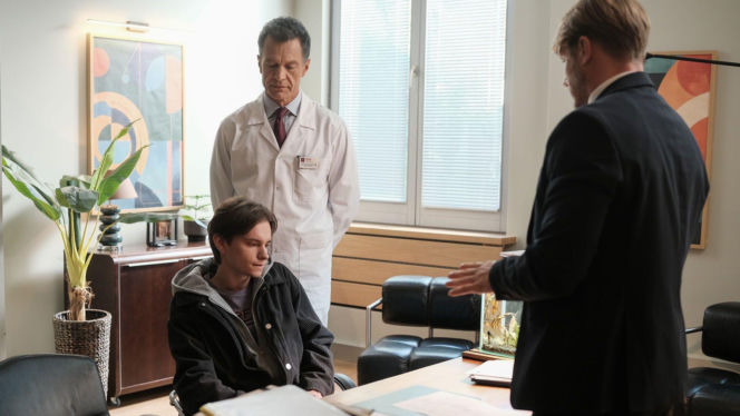 Na dobre i na złe odc. 976. Maks Beger (Tomasz Ciachorowski), haker Drago (Piotr Gadomski), Andrzej Falkowicz (Michał Żebrowski)