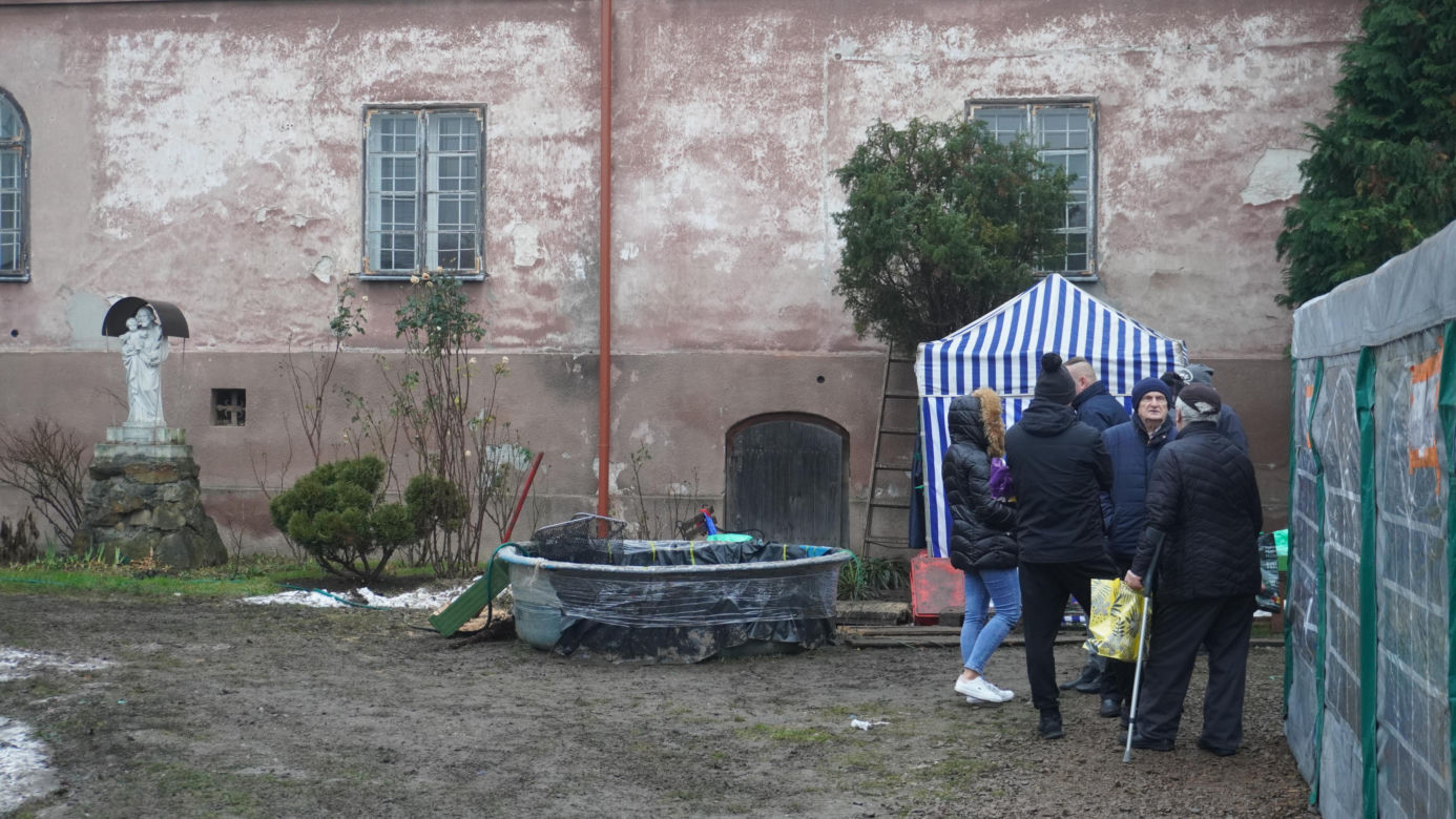 Benedyktynki sprzedają ekologiczne karpie w XIII-wiecznym klasztorze w Staniątkach. To już wielowiekowa tradycja 