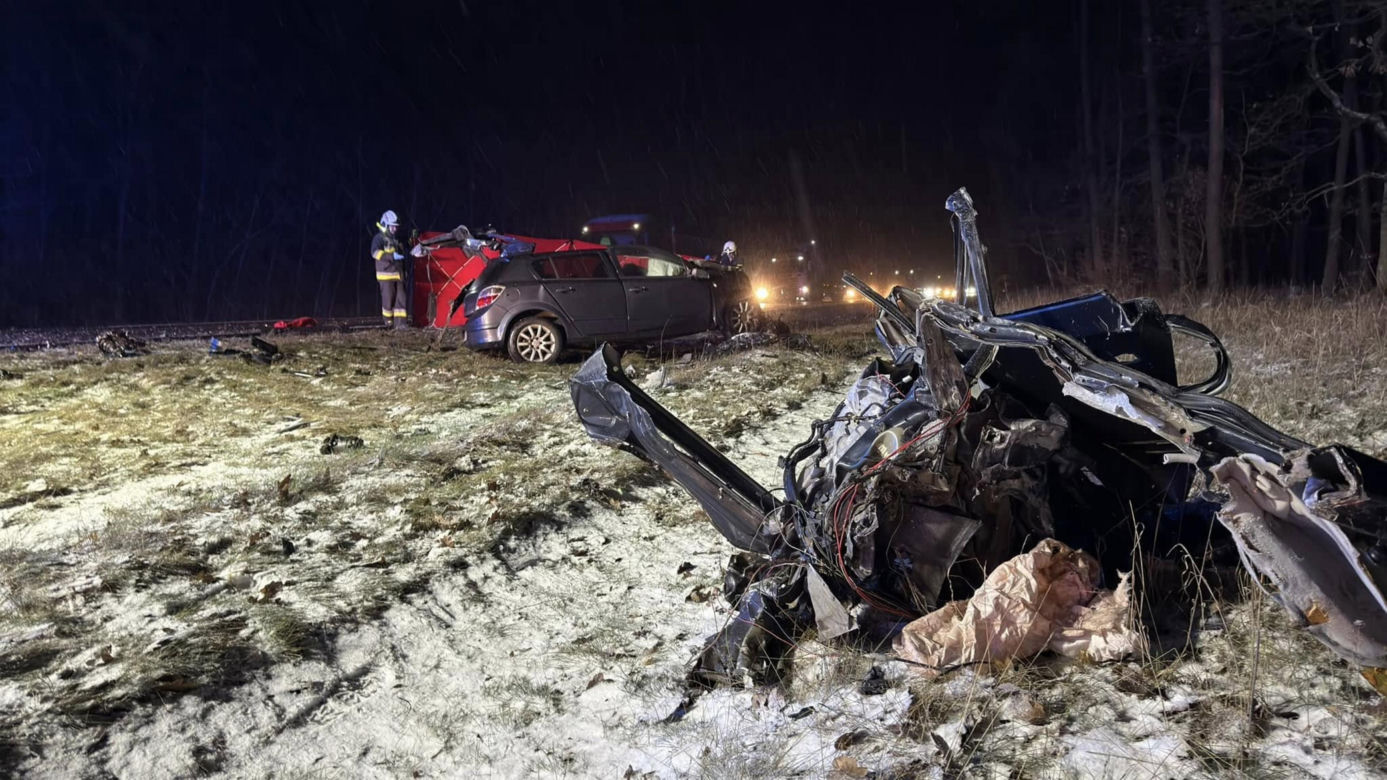 Makabryczny wypadek na DK10. Samochód rozerwany na strzępy. Kierowca nie przeżył