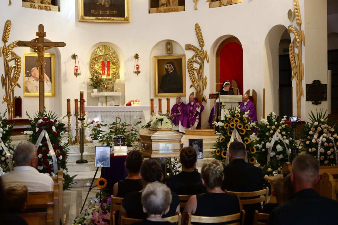Matka zginęła w katastrofie autokaru w Chorwacji. Jej syn powiesił się z żalu. Spoczną w jednym grobie