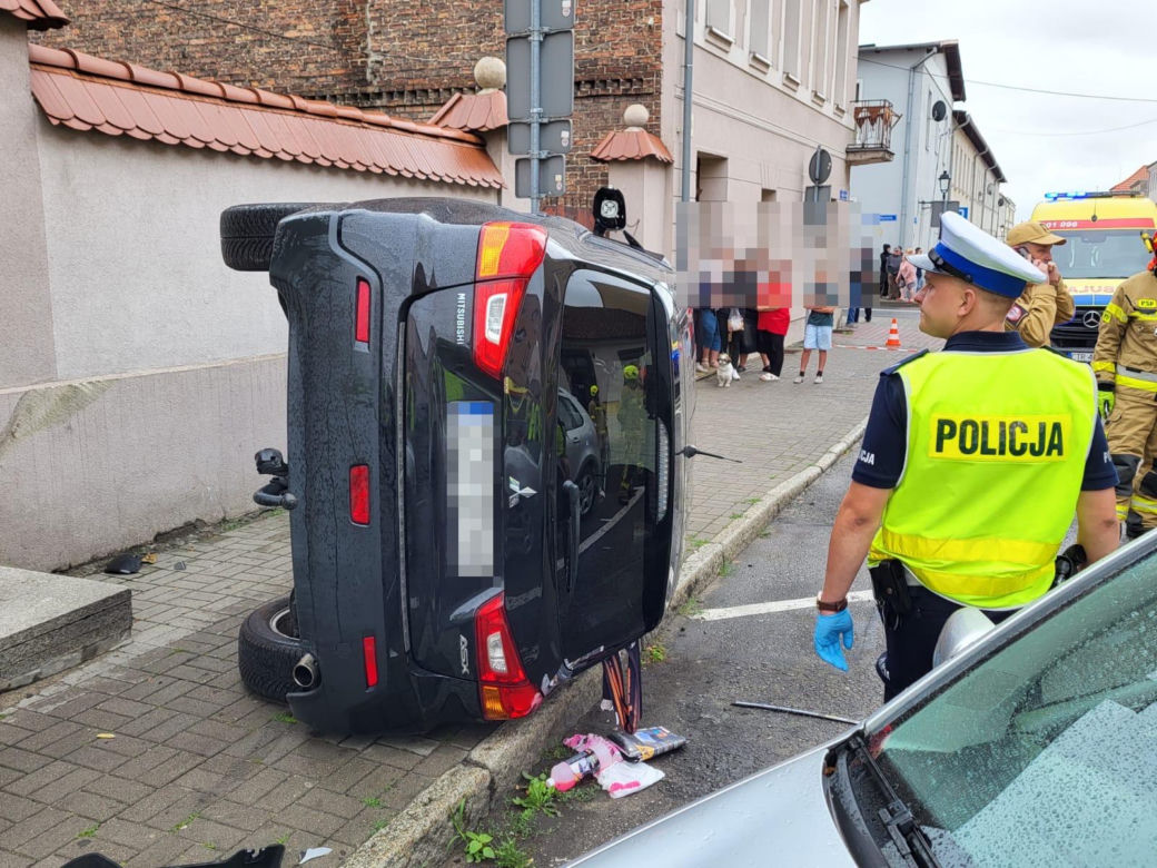 Samochód osobowy wjechał w grupę pieszych. Są ranni