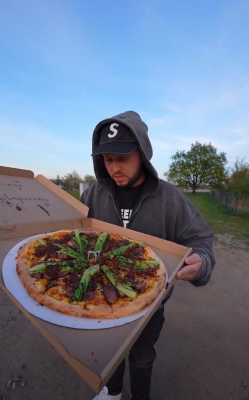 Książulo zjadł najdroższą pizzę w Polsce za 1500 zł. Czy było warto?