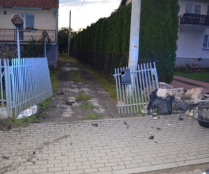 Pod Tarnowem PIJANY kierowca busa staranował ogrodzenia dwóch domów! Chciał uciec rowerem