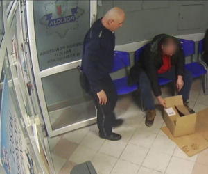 Znalazł w zaroślach ranne zwierzę i przyniósł na komendę. Okazało się, że to gatunek chroniony