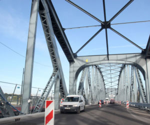 Remont mostu Piłsudskiego w Toruniu. Montowane są bariery drogowe i błotochrony