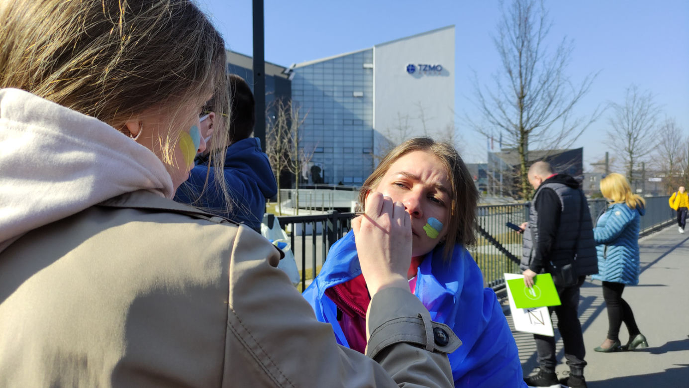 Protest pod siedzibą TZMO. Co dalej z Toruńskimi Zakładami Materiałów Opatrunkowych w Rosji?